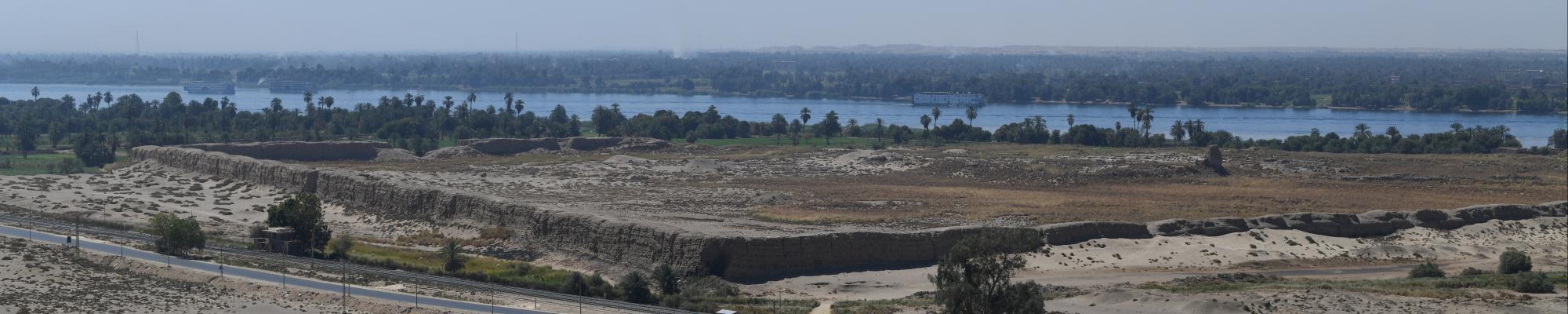 Vue sur le rempart monumental d’Elkab