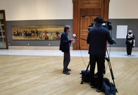 photo d'un membre du personnel des Musées en interview avec une équipe de télévision