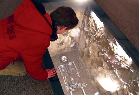 Enfant qui regarde la tombe d'Harmignies