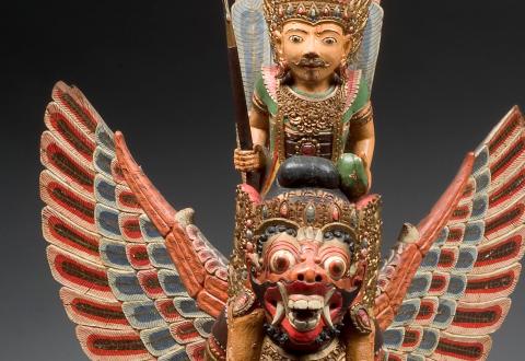 Le dieu Vishnu assis sur son véhicule Garuda, bois polychrome