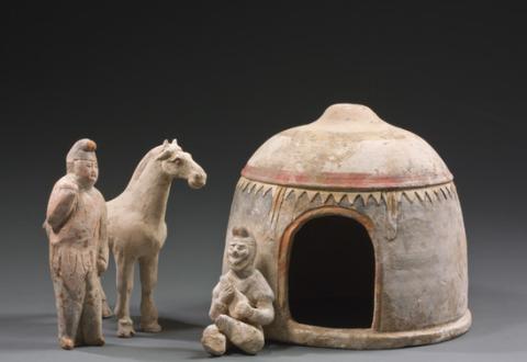 Tent met luitspeler, ruiter en paard, terracotta